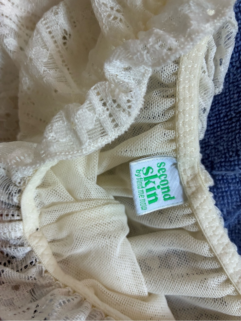 Cream Lace Ruffled bloomers with Bow - Picture 2 of 7